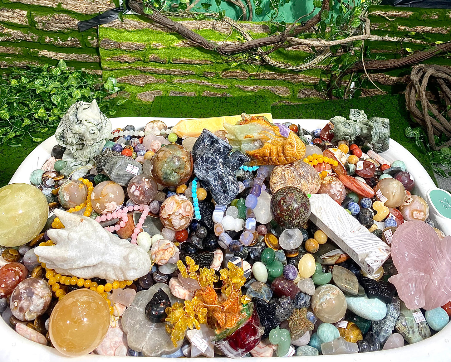 Fnorant Crystal Tumble/quartz/jasper/marble/jade/tower/sphere/carving/cube/slab/jewelry. $21.9 cute box for crystal, $59.9 big box for crystal. Follower 3 more pieces! Each order get pocket. Fans get a necklace!